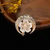Broche Coreano Japonês de Venda Quente Transfronteiriça Flor de Diamante Incrustada com Pérolas de Alto Padrão Pin Anti-Exposição Acessórios para Casaco Blazer