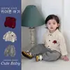 Conjunto de Otoño para Niño de un Año Estilo Coreano Estilo Academia Chaleco de Punto Pantalones Largos para Bebé Conjunto de Tres Piezas Ropa Infantil