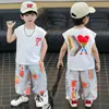 Conjunto de Colete para Meninos Roupa de Verão Roupas Sem Manga para Crianças 2026 Novo Estiloso Conjunto de Duas Peças Tendência para Bebê Menino