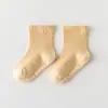25 Versão Coreana de Meias para Bebê de Cor Sólida Sem Costura para Primavera e Outono, Listradas, Antiderrapantes, Pontilhadas, Meias de Cano Médio para Crianças, Boca Solta, Meias para Chão de Bebê