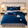 Set de tres o cuatro piezas de color sólido engrosado de leche de imitación de piel de oveja, estilo falda de cama de franela de invierno, alto gramaje, venta directa