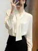 Elegante y a la moda camisa blanca de satén con manga larga y cinta para mujer, nuevo estilo de primavera, rejuvenecedora, versátil, elegante camisa para ir al trabajo