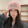 Gorro de Punto Bordado con Letra Estilo Coreano Ins para Mujer, Nuevo Otoño e Invierno Cálido Versátil Protector de Orejas de Lana para Circunferencia de Cabeza Grande