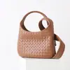 Nova Bolsa Feminina de Couro Tecido com Alça Larga nos Ombros, Bolsa de Ombro Transversal Fashion e Versátil, Bolsa de Braço de Alta Qualidade