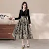 Vestido Jacquard de Veludo Dourado Azul Marinho Estilo Novo Outono 2026 com Toque Vintage, Cintura Marcada, Falso Duas Peças, Preto