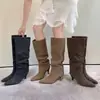 Botas de Tacón de Bloque con Punta Aguda de Gamuza Otoño/Invierno 2026 Botas Tipo Calcetín Elegantes hasta la Rodilla para el Trabajo Otoño/Invierno 2026 Combinadas con Faldas
