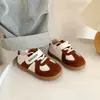Sapatos de caminhada para bebê menina para primavera e outono, tênis de treino alemães macios para bebês, sapatos confortáveis e versáteis para crianças pequenas, sapatos simples para bebês