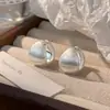 Pendientes simples y elegantes bañados en plata cepillada para mujer, con un diseño único, estilo versátil y un aspecto moderno y de alta gama