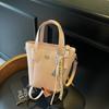 Bolso pequeño de estilo extranjero de alta gama para mujer, nuevo bolso de mensajero de moda combinable para todo, bolso de mano tipo cubo de verano súper popular, 2025