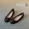 Sapatos femininos estilo francês com laço de pele de carneiro, com aumento interno de altura, sapatilhas esculpidas, novos sapatos Mary Jane suaves 2026