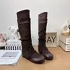 Primer Encuentro Temporada 2026 Otoño Nuevo Estilo Botas de Montar Altas Hasta la Rodilla con Hebilla Moda Femenina Versátil Tacón Oculto Elástico