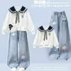 Colección de otoño para niñas: un elegante conjunto de estilo coreano con una sudadera con cuello y pantalones vaqueros, un conjunto casual de dos piezas para estudiantes de secundaria