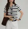 Camiseta de Tricô Listrada Colorida Contrastante Joli Chose para Mulheres Verão Gola Polo Casual Roupa de Trabalho Top Versátil