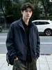 Chaqueta Bomber Retro Americana con Cuello Alto para Hombre Otoño Corta Cuadrada Hombro Recto Chaqueta de Trabajo Fresca y Elegante Chaqueta de Esquí a Prueba de Tres