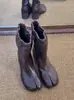 Versión de cuero de botas de nicho retro de pezuña de cerdo con punta dividida para mujer, botines de tacón grueso sin cordones con correa elástica, botas Martin de tacón alto para el trabajo