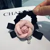Elástico de Cabelo com Laço de Veludo Preto e Flor de Camélia, Elegante e Estiloso, Perfeito para o Dia a Dia e Encontros, Estilo Coreano