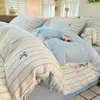 Outono/Inverno 2026 Novo Estilo Listrado de Alta Gramatura Leite Fleece Espessado Conjunto de Casa de Quatro Peças Macio Antiestático Quatro