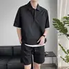 Conjunto de shorts de manga corta de color liso para hombre para el verano, estilo coreano, estilo japonés casual, versátil conjunto de dos piezas tipo POLO de corte holgado