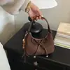 Bolso retro de ante tipo dumpling, estilo coreano, nueva colección otoño 2026, bolso tote simple y elegante con un lazo, adecuado para el uso diario