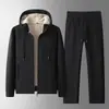 Conjunto de dos piezas de algodón y lana de cordero: Chamarra de polar con capucha para hombre de otoño e invierno + pantalón largo casual, cómoda y versátil