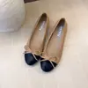 Sapatilhas estilo tweed com bico redondo e salto oculto, nova coleção primavera/outono, apresentando design color-block, sola macia e abertura rasa, adequadas para o trajeto diário.