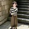 Conjunto de Dos Piezas de Moda Retro a Rayas de Punto para Niñas, Primavera y Otoño 2026, con Cardigan y Pantalones Anchos Sueltos para Niños Mayores