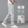 Jeans casuales de alta gama color gris claro para hombre para primavera, nuevo estilo 2026, pantalones grises y blancos holgados de pierna recta para primavera y otoño