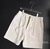 Serie de shorts relajados estilo "old money" vintage para hombre en vacaciones de verano, pantalones casuales perfectos de lino en color lino natural