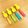 Escova para bico de mamadeira com cabo e furo para pendurar para uso doméstico, disponível em várias cores, uma pequena ferramenta para limpar mamadeiras de bebê