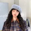 Nuevo Boina de Moda Otoño/Invierno 2025 para Mujer Estilo Simple Sombrero de Artista Adelgazante con Etiqueta Metálica de Letra Sombrero de Calabaza