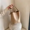 Bolsa tote de nicho transfronteiriça para mulheres, nova moda 2026, bolsa de ombro versátil para o dia a dia, bolsa tipo balde de alta qualidade e grande capacidade