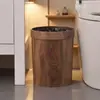 Cocina, sala de té, dormitorio, sala de estar, baño, bote de basura, inodoro, hotel, bote de basura con veta de madera vintage, casa de huéspedes