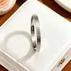 Pulsera de Acero de Titanio No se Desvanece Pulsera Simple Versátil para Mujer Superficie Lisa Pulsera con Incrustaciones de Pedrería Cierre de Pulsera Fabricante de Lujo Ligero Europeo y Americano Venta al por Mayor
