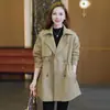 Elegante gabardina de doble botonadura con cuello de traje, nueva colección otoño 2026 para mujer, moderna y elegante, entallada en la cintura, de longitud media, hasta la rodilla