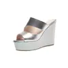 Venta Directa de Fábrica Zapatillas con Tacón de Cuña de 12 cm para Mujer 2026 Nuevo Verano Exterior Slip-On Piel Genuina Dorado y Plateado Tacón Alto Plataforma Impermeable