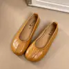 Sapatos de dedo dividido, novo modelo outono 2026, versátil, couro macio, slip-on, flat, preguiçoso, balé, elástico, sapatos femininos