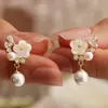 Brincos de Flor e Pérola Europeus e Americanos Transfronteiriços para Mulheres Novos Brincos de Tarraxa de Luxo Leve Brinco de Camélia
