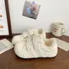 Peluche cálido punto de corazón concha cabeza zapatos blancos mujer calcomanía mágica suela suave 2026 otoño nueva moda zapatos de vestir