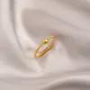 Anillo Pequeño de Perlas Doradas Trenzado que No se Desvanece para Mujer, Diseño de Nicho con un Toque de Lujo, Acero de Titanio de Lujo Ligero, Anillo Simple y Versátil para el Dedo Índice