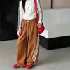 Calça larga listrada estilo americano para mulheres, novo modelo outono 2026, cargo esportiva listrada reta solta casual, moderna