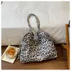 Bolsa de Ombro Feminina Estilo Coreano Preguiçosa Grande Capacidade para Trabalho Escola Lona Estampa de Leopardo Retro Estrelas Casual Versátil Novo Estilo