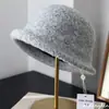 Sombrero de Cubo de Lana con Logo M Estilo Retro Socialité para Mujer Otoño Invierno Engrosado Cálido de Gama Alta para Adelgazar la Cara con Ala Curva