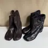 Versión de cuero de botas de nicho retro de pezuña de cerdo con punta dividida para mujer, botines de tacón grueso sin cordones con correa elástica, botas Martin de tacón alto para el trabajo