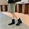 Botas Curtas Quadradas Estilo Britânico para Mulheres Primavera e Outono 2026 Novas Botas de Salto Grosso Elegantes Botas Emagrecedoras Botas Versáteis de Moda