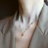 Collar Recortado de Trébol de Cuatro Hojas para Mujer Chapado en Oro de 18 Quilates Diseño de Clip de Cuentas Cadena de Clavícula Elegante de Gama Alta Popular No se Desvanece