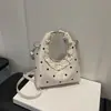 Bolsa de ombro nova e estilosa 2026, simples e versátil, com bolinhas, bolsa transversal feminina da moda estilo coreano para o verão, para o trabalho