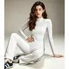 Conjunto versátil de fitness y yoga para mujer, con pantalones largos ligeramente acampanados, transpirables y de alta elasticidad, y una chaqueta con cremallera y cuello alto, perfecto para entrenamientos al aire libre.