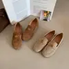 Coleção Nova Primavera 2026: Sapatos de Vovó Tendência com Fivela de Camélia em Metal e Solado Macio Mocassins Femininos
