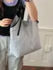 2026 Nueva Moda Estilo Coreano Único Casual Bolso de Hombro de Lunares para Mujer, Gran Capacidad Bolso de Mano Simple Artístico Estilo Bosque