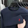 Moletom Masculino DeRong Gola Redonda 2026 Outono Nova Moda Casual Versátil Logo de Pônei Bordado Camisa Básica Masculina